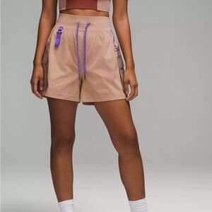 Lululemon- Multi-Pocket Cargo High-Rise Hiking Short 5”